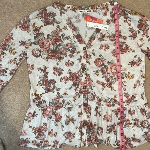 Wallflower Cream Floral Peplum Button Down Blouse.  Size Medium - Picture 5 of 9